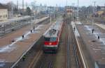 Blick von der neuen Bahnsteigberfhrung des Hauptbahnhofes von Wels.