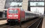 Fr einen klaren Durchblick sorgt hier der Lokfhrer der DB101 109 vor dem IC 548  Stiegl Express  beim Halt im Bahnhof Wels am 26.