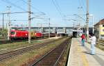 Eisenbahnfotografen bei der Ausbung ihres Hobbys. Der durchfahrende Gterzug mit der eingebundenen DB 146 ist auf dem Foto von Thomas Aichhorn natrlich besser zu sehen! Aufgenommen am 21. April 2007
