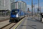 1216 233 mit den Wagen des EC von Cluj Napoca erreicht am 26.05.2022 das Ziel, Wien Hbf