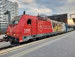 MÁV Start 480 013 mit dem EC 40347 nach Budapest-Keleti und dem D 347  Dacia  nach Bucureşti Nord, am 15.08.2022 in Wien Hauptbahnhof.