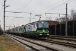 193 212 der ecco-rail GmbH in Wien ist mit Containern in dem Bahnhof Wien-Obelaa unterwegs am 4.2.2015
