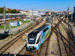 Wien. Die WESTbahn Garnitur 127 verlässt hier am 29.09.2023 den Bahnhof Wien West.