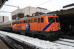 Die Rh 1042 579 der Northrail steht mit Ihrem Sonderzug am 03.01.2015 im Bahnhof Kufstein.