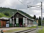 Der historische Lokschuppen und sein moderner Anbau im Bahnhof Übelbach während der 100-Jahr-Feier der Strecke Peggau-Übelbach, 04.08.2019 