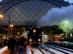 Auch am Abend des 20.02.2009 gibt´s wieder viel Auflauf auf dem Bahnhof Dresden-Neustadt, als 01 1533 von ihrer nun bereits fnften Sonderfahrt aus Zittau zurck kommt.