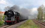 01 1533-7 fährt am 14.04.2014 mit ihrem DPE 24589 wieder zurück vom Dampfloktreffen in Dresden nach Linz, hier bei der Durchfahrt in Zwickau-Pölbitz.