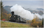 GKB 671 mit ihrem LPZ 8521 am 26.10.2016 auf der Leibenfelder Höhe mit Blick auf die Burg Deutschlandsberg aufgenommen. Wir hatten ziemliches Glück, dass genau der Blick auf die Burg nicht von der Dampffahne verdeckt wurde. 