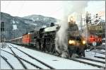 Dampflok 310.23 & E-Lok 1044 040 mit Sonderzug 16800 von Mrzzuschlag nach Wien Sd.Im Hintergrund fhrt gerade 1141 024 mit den Erlebniszug  Zauberberge  aus.
Mrzzuschlag 8.12.2008