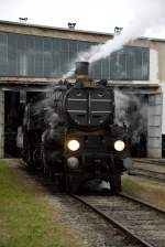 Die 310er abfahrbereit vor dem Heizhaus Strasshof (20.10.2011)