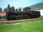 17c 372 macht eine kurze Pause bevor sie wieder die vielen Eisenbahner im Fhrerstand mitnimmt. 25.4.10