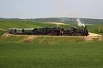 Bei der Rckfahrt vom Oldtimer Treffen am Nachmittag ging's dann mit dem Schornstein voraus von Ernstbrunn nach Korneuburg. Entgegen dem Wetterbericht kam sogar die Sonne zum Vorschein. 17c372 und 52 100 kurz vor Hetzmannsdorf - Wrnitz, am 01.05.2011.