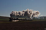 2011 führt die 52.100 einige Züge nach Ernstbrunn. Hier ein Bild vom 15. Oktober auf der Steigung des Mollmannsdorfer Bergs.