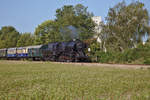 Am 20.09.2020 war seit längerem endlich wieder eine Dampflokomotive von Wien Praterstern über Korneuburg nach Ernstbrunn unterwegs. Hier die 52.4984 auf der langen Gerade bei der Dabschkaserne in Korneuburg.