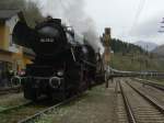 Die 52 7612 am 19.04.2008 mit dem IGE Sonderzug bei einem Foto halt in Weissenbach-St.Gallen im Gesuse.