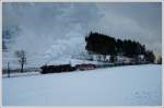 Die Steigung ist berwunden, von nun an geht es fr 52.4984 (Heizlok 2143 038) und ihrem Sdz R 16813 von Wien nach Puchberg am Schneeberg bergab nach Puchberg. (13.12.2008 am Scheitelpunkt der Strecke von Wiener Neustadt nach Puchberg am Schneeberg aufgenomen)