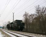 Die 52.7612 mit dem Sonderzug nach Ernstbrunn kurz nach   dem berqueren der Tullner Donaubrcke.