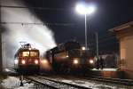 Der Lokwechsel im Bahnhof Himberg (Him) des Zuges Sdz R 14168 von Bruck/Leitha (Bl) nach Wien Heiligenstadt (Ht); am 09.12.2012