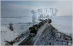 Die Strasshofer Dampflok 52.100, dampft mit dem Majestic Imperator, als Sonderzug 14370 von Korneuburg nach Ernstbrunn durch das winterliche Weinviertel.