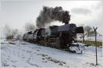 Die Strasshofer Dampflok 52.100, dampft mit dem Majestic Imperator, als Sonderzug 14370 von Korneuburg nach Ernstbrunn durch das winterliche Weinviertel.