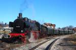 ÖGEG 638.1301 mit Sonderzug (wie bei Fahrten in Deutschland oft üblich als 38.1301 unterwegs) im Gelände der Lokwelt Freilassing vor der Sonderfahrt nach Bad Reichenhall (ab Lokwelt 13h55).
Aufnahme wurde auf freizugängigem Gelände nach Rücksprache mit DB und Lokwelt-Personal am 20.12.2015 gemacht.