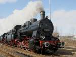 Die 657 2770 und die 638 1301 am 28.02.2009 mit dem Dampfsonderzug nach Attnang-Puchheim bei der Durchfahrt in Braunau.