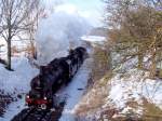 57 2770 + 638.1301 dampfen mit R16186  Hausruckdampf09  kurz vor der Eisenbahnbrcke Niederbrunn; 090228 