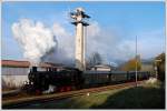 77.28 mit dem Fotoperser 91159 von Attnang-Puchheim nach Hausruck bei der Scheineinfahrt in den Banhof Hausruck am 21.10.2009.