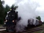 77.28 wartet eingehllt von ihrer Dampfwolke auf die Scheinausfahrt am Bahnhof Ried i.I.