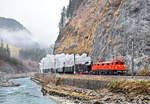 1670.09 und die Dampflok 78 618 fahren mit dem Adventszug aus Attnang nach Zell am See in Goldegg vorbei.