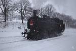 Das Wetter am 12.01.2019 war immer wieder von starken Schneefällen begleitet. Im Bild die 431.032 (ex ÖBB 93.1360) beim Umfahren ihres Güterzugs in Martinice v Krkonosich.