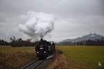 431.032 (ex ÖBB 93.1360) kurz vor Turnov. Im Hintergrund die markante Silhouette der Ruine Trosk. (13.01.2019)