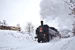 Hier erklimmt die 431.032 (ex ÖBB 93.1360) den Anstieg von Hrâbaĉov nach Jilemnice. (12.01.2019)