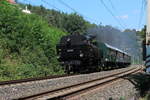 Am 4.8.2018 fuhr die 93.1332 der Nostalgiebahnen in Kärnten - NBiK von Weizelsdorf kommend mit dem SR14695 nach Villach Hbf hier zwischen Pörtschach/Wörthersee und Töschling.