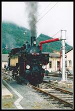 Hochbetrieb herrschte beim 2.Dampflokfest in Selzthal vom 7. bis 09.06.2003. Bild : Die 93.1455 beim Wasserfassen beim Wasserkran am 7.06.