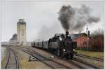 93.1420 mit dem ersten Nikolaus-Dampfzug von Retz nach Drosendorf am 8.12.2011 bei der Ausfahrt aus Weitersfeld.