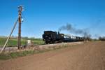 93.1420 mit dem Osterzug vom Verein neue Landesbahn, dampft am Nachmittag des 09.04.2012 durch das Zayatal.