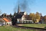 93.1420 mit dem Osterzug vom Verein der neue Landesbahn, dampft am Nachmittag des 09.04.2012 durch das Zayatal.