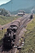 Im Juni 1974 fährt 97.205 mit dem mittäglichen Personenzug nach Eisenerz in den Präbichltunnel ein, im Hintergrund der Bahnhof Präbichl mit einem beladenen Errzug nach Vordernberg