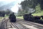 Im Juni 1974 rangiert die 1891 von Floridsdorf gebaute 97.204 im Bahnhof Präbichl, daneben eine weitere 97 vor einem beladenen Erzzug nach Vordernberg