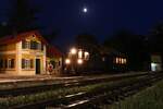 Im Schein des Mondes stand am Abend des 16.8.2021 die 298.52 mit einem Personenwagen im Bahnhof Trassdorf als tolles Fotomotiv für eine Gruppe deutscher Eisenbahnfreunde bereit.