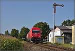 Ein Güterzug auf der Mattigtalbahn, bespannt mit der 2016 072 beim Einfahrsignal von Mauerkirchen. (25.08.2017)