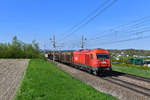 2016 074 mit einem Güterzug am 19.04.2018 bei Riedau.