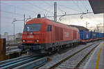 OBB 2016 086 zieht Containerzug durch Maribor HBF Richtung Norden.