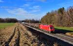 2016 071 mit einem Güterzug am 21.12.2021 bei Andorf.