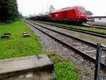 2016 064-5 wartet bei strömenden Regen, sowie im Bereich der Relikte des alten Bahnsteges, geduldig auf die Ausfahrt aus dem Bhf.