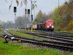 2016 064-5 verlässt mit dem Verschubgüterzug den Bhf. Ried, und wirft seinen Lichtstrahl über die regennassen Gleisanlagen; 230419(JJMMTT,seit 2005!)