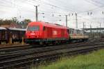 2016 077 mit einem Hilfszug bei der Ausfahrt aus dem Bahnhof Wels in Richtung Passau.