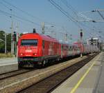 2016 008-1 mit ihrem Flgelzug bei der Einfahrt in Wien Meidling. 20.08.2009.