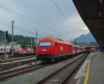 Salzburg: Whrend auf Gleis 3 gearbeitet wird schiebt 2016 061 einen Regionalzug vorbei.
